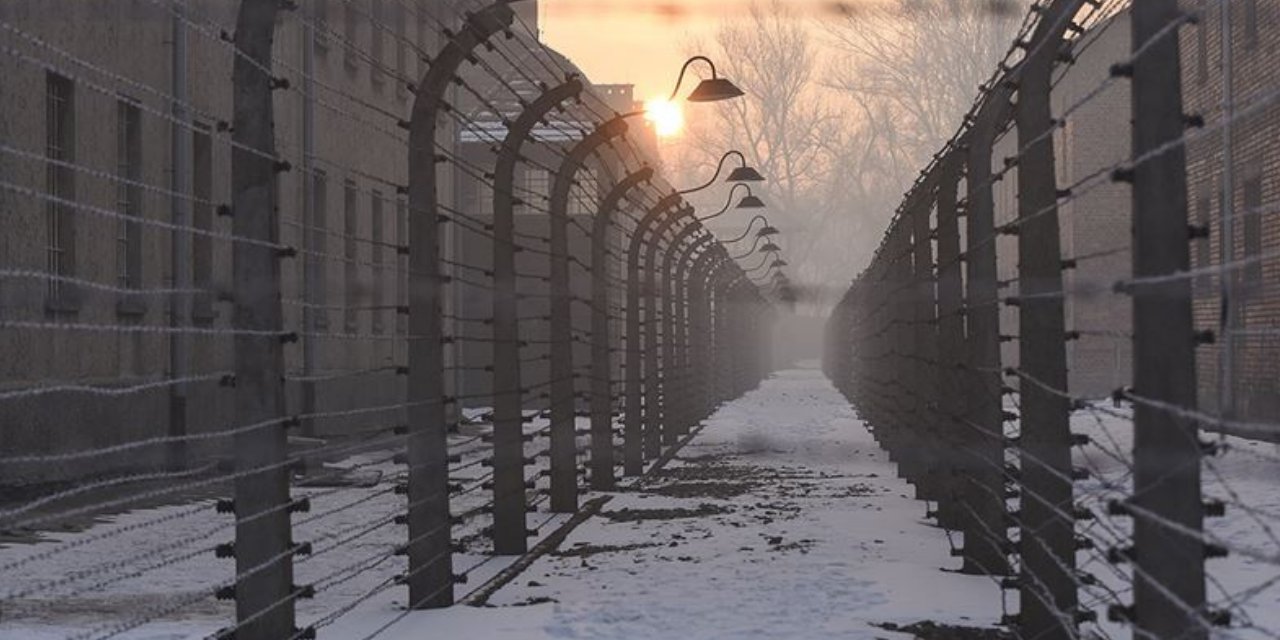 Auschwitz toplama kampında Yahudi karşıtı yazılama