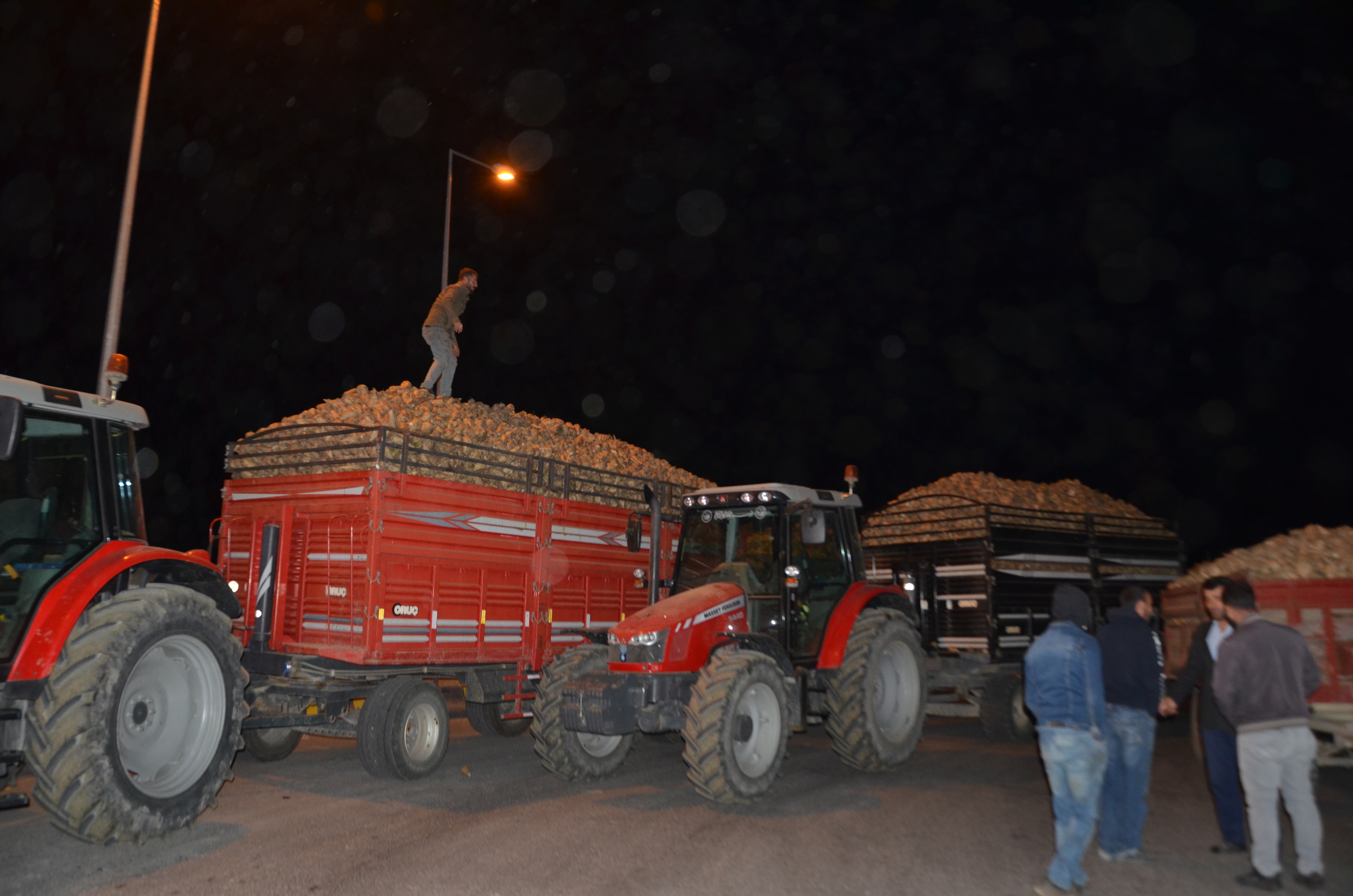 Şeker pancarı üreticilerinden eylem: Traktörlerle yolu kapattılar