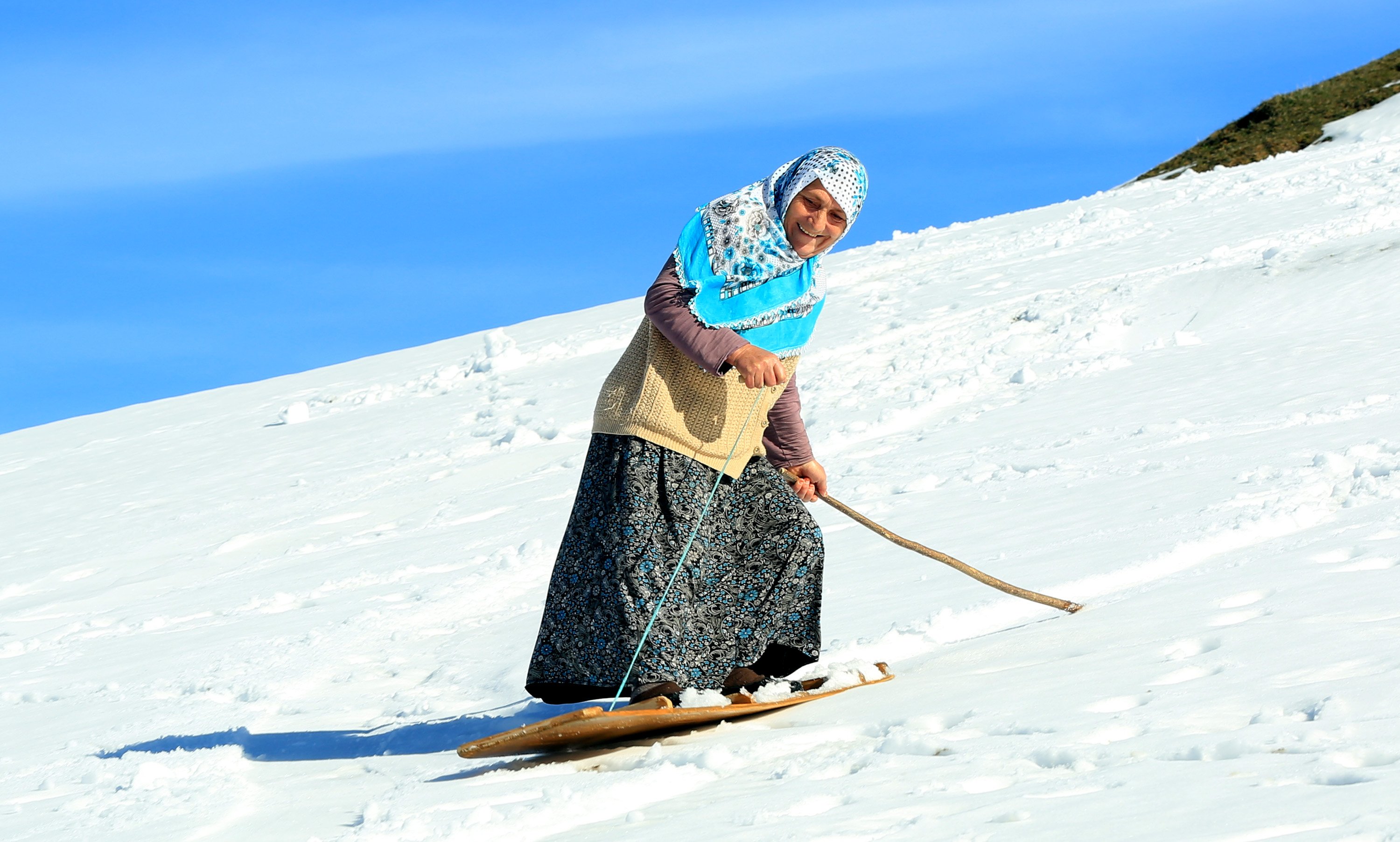 Rize'nin o köyüne kar yağdı, tahtasını alan doğal pistlere koştu