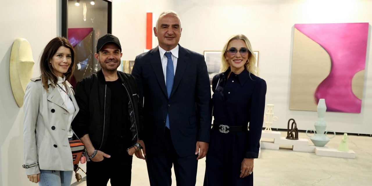 Bakan Ersoy ve eşi sergi ziyaretinde Beren Saat-Kenan Doğulu çifti ile karşılaştı
