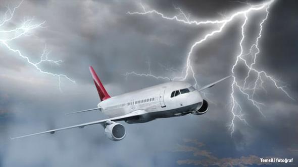 Sağanak yağış, İstanbul semalarındaki uçaklara panik yaşattı!