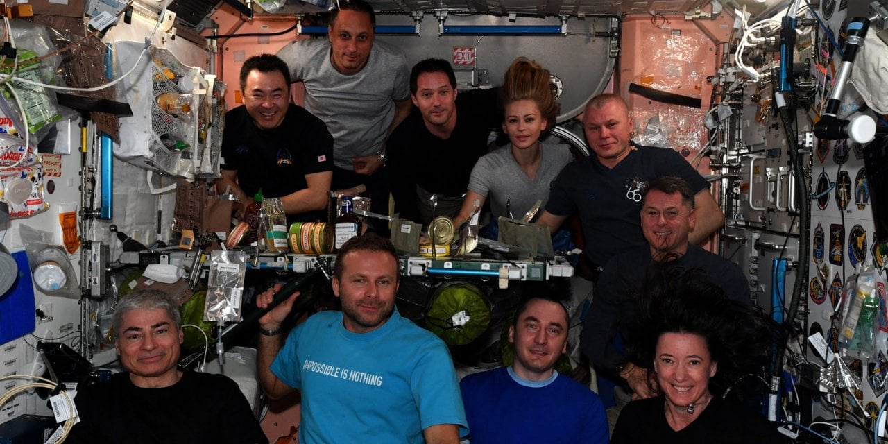 İlk uzay filminin ekibi uzayda akşam yemeği yedi