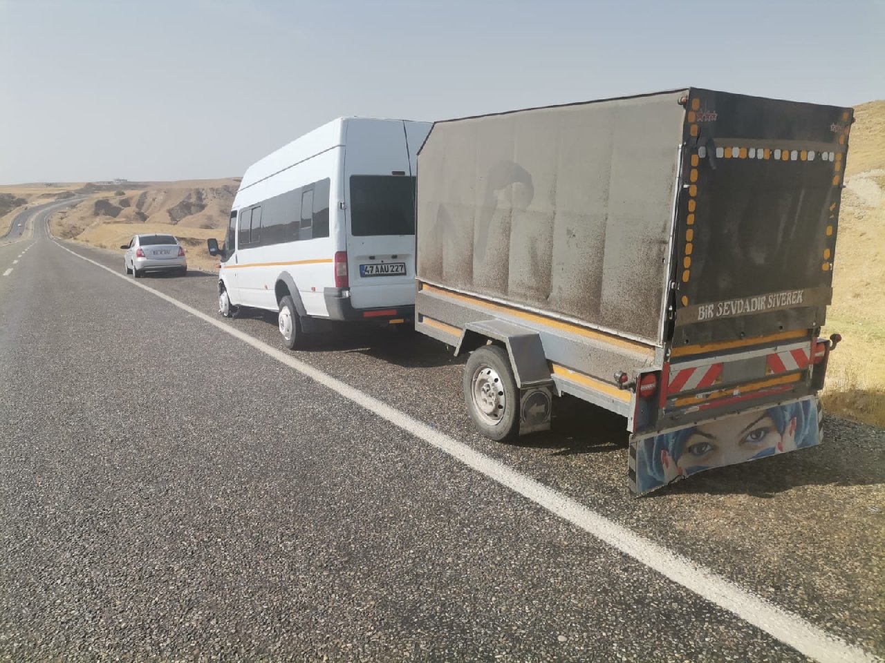 Kaçak göçmenleri taşıyan araç 'kapan' ile durduruldu