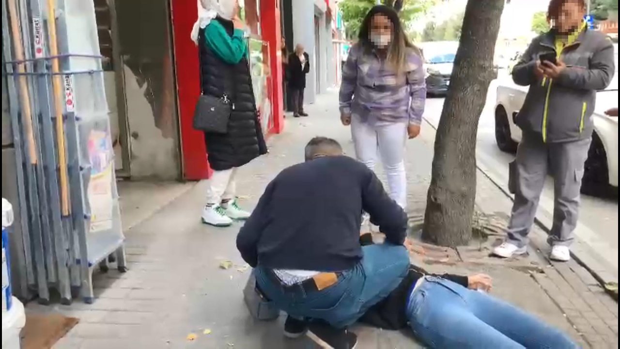 Kız arkadaşını sokak ortasında darbetti