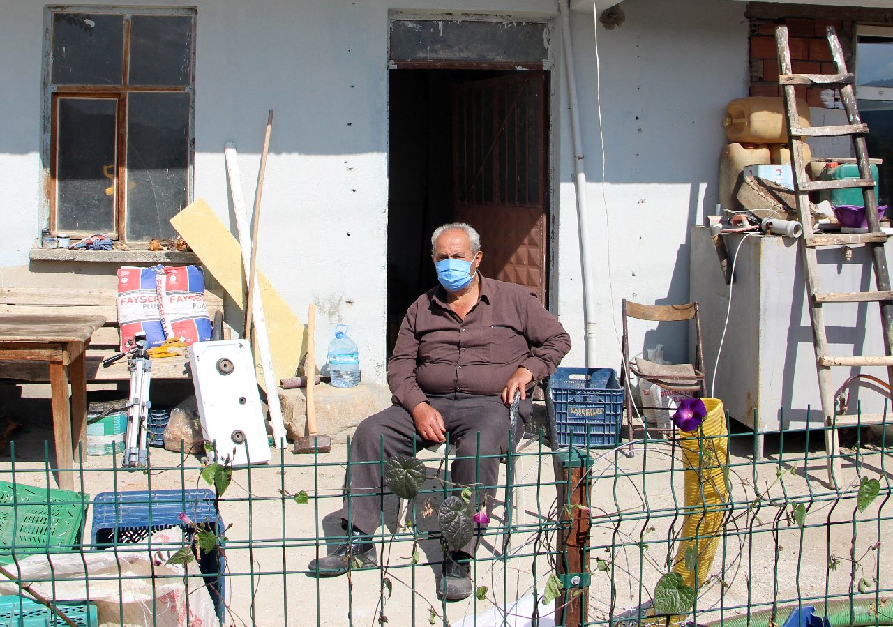 Yine dolandırılmasın diye çocukları telefonunu aldı