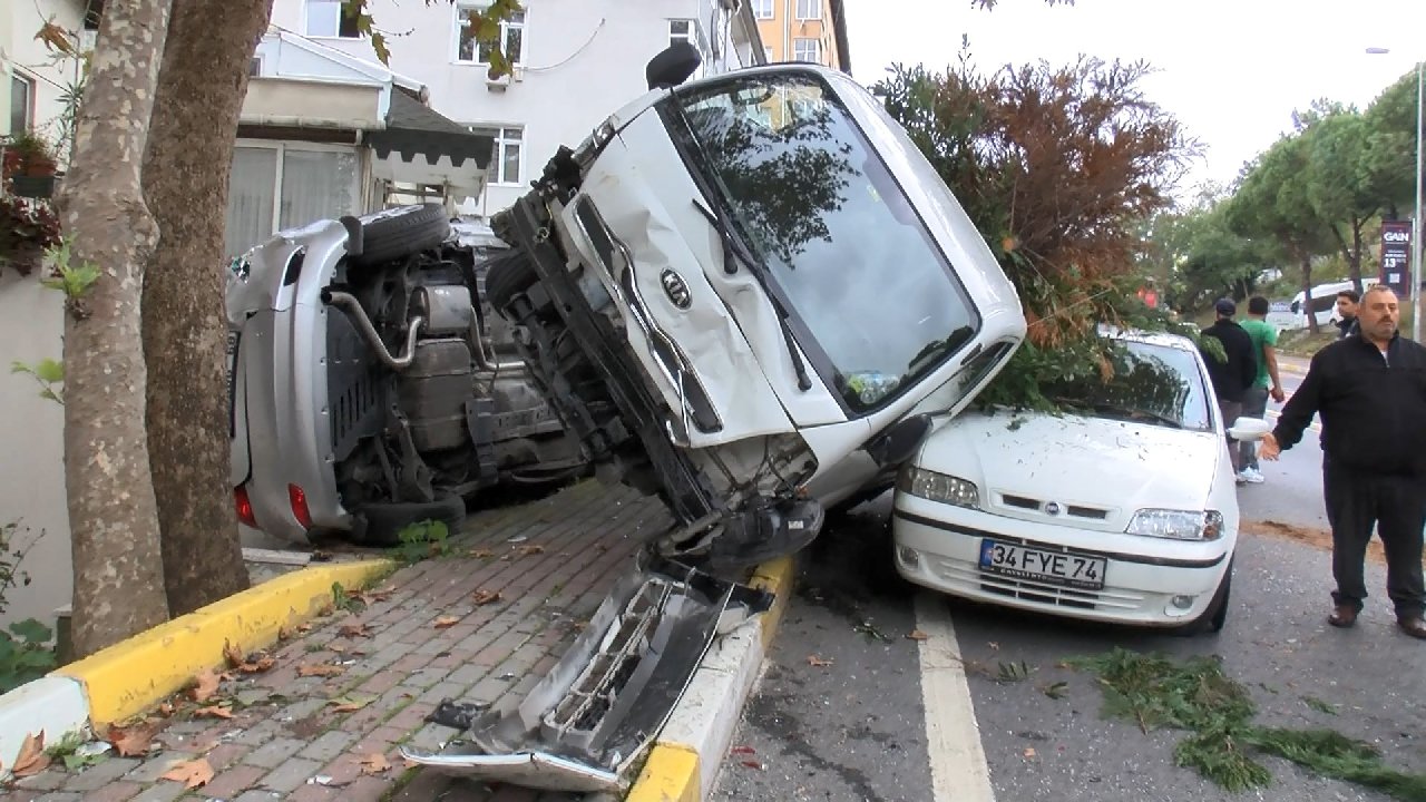 Freni boşalan kamyonet 4 araca çarparak durdu