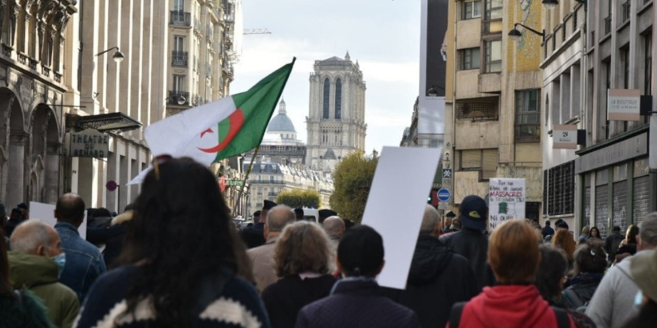 Cezayir iki bakanlığında Fransızca kullanımını sonlandırdı