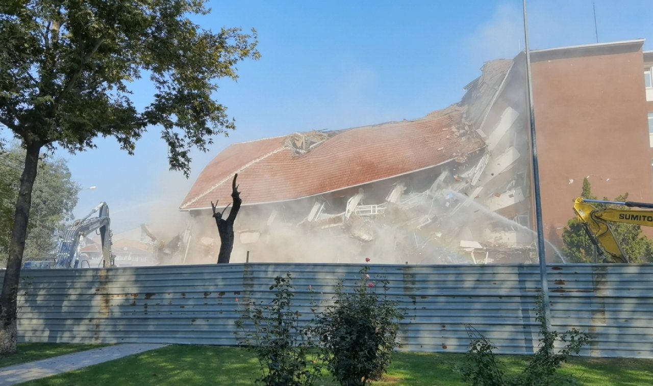 İnegöl'de Hükümet Konağı inceleme sırasında yıkıldı