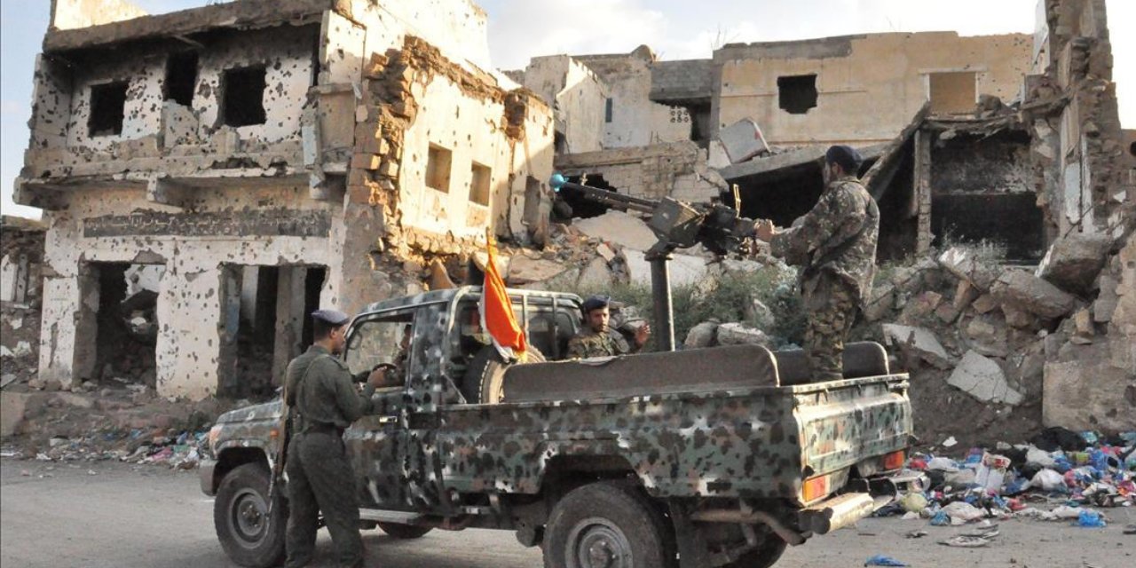 Yemen'in Zemar kentinde bir mahalleye balistik füze düştü