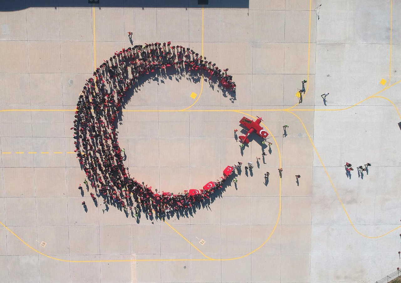29 Ekim'e özel koreografi; 1000 kişi hilal oldu, akrobasi uçağı yıldız