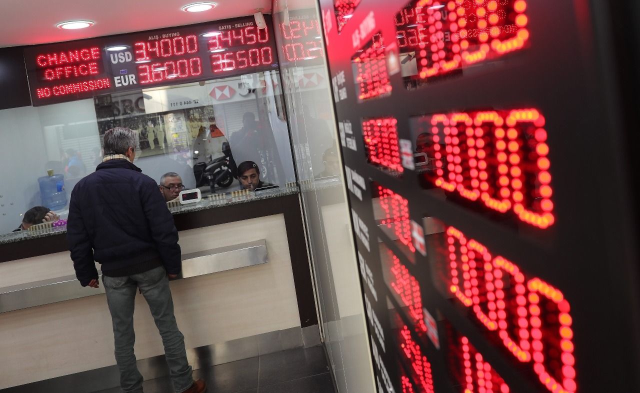 Döviz düzenlemesi ters tepti: Fişlenme korkusu vatandaşı merdiven altına itti
