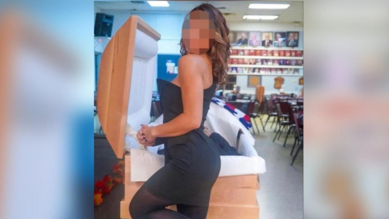 Sosyal medya fenomeninin babasının tabutu başındaki pozu tepki çekti