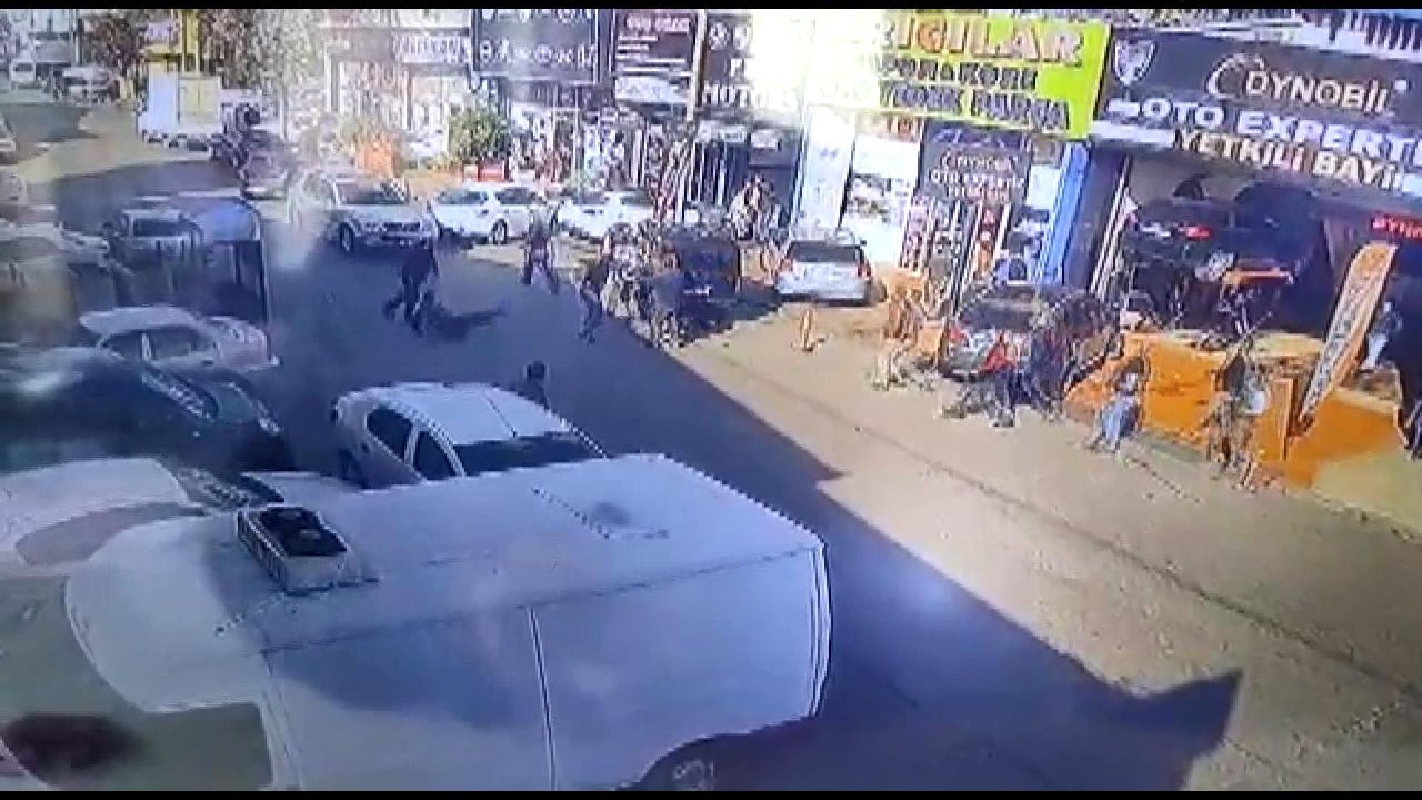 Otomobildeki hasarı kabul etmedi: 2 kişiyi bıçakladı