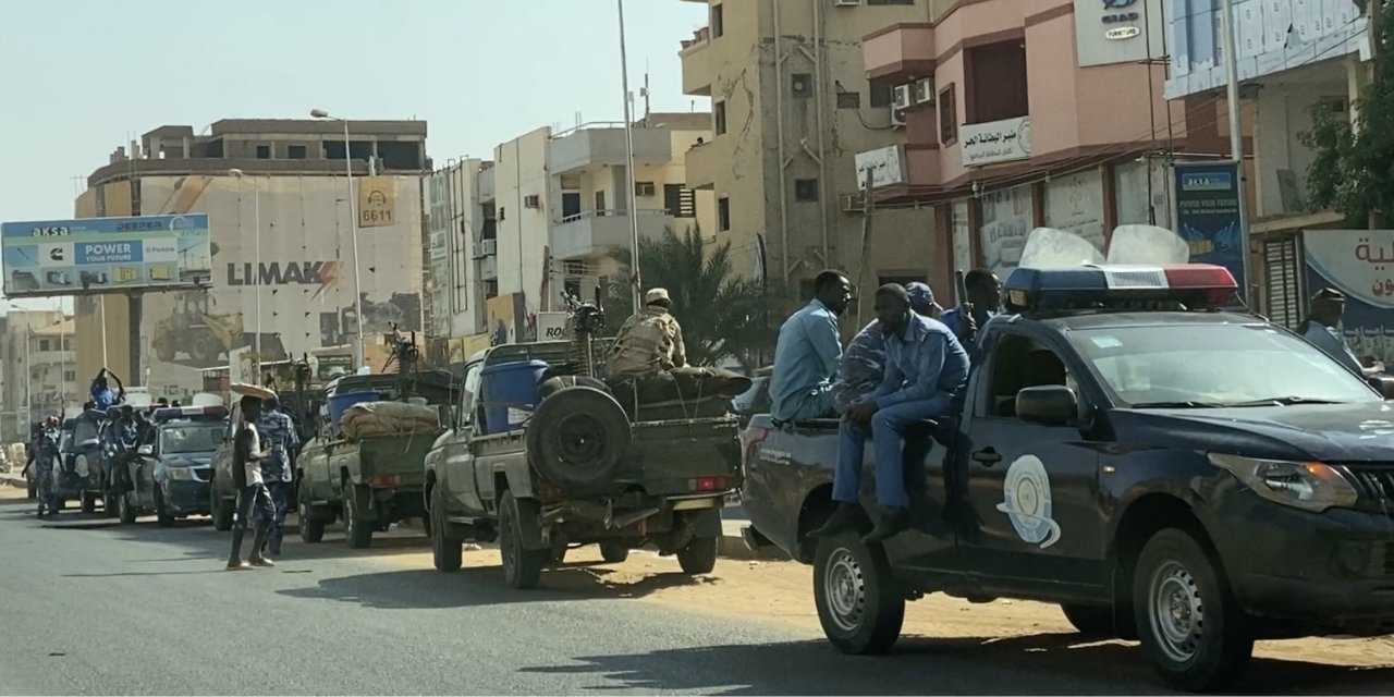 Sudan'da ordu caddelerdeki barikatları kaldırıyor