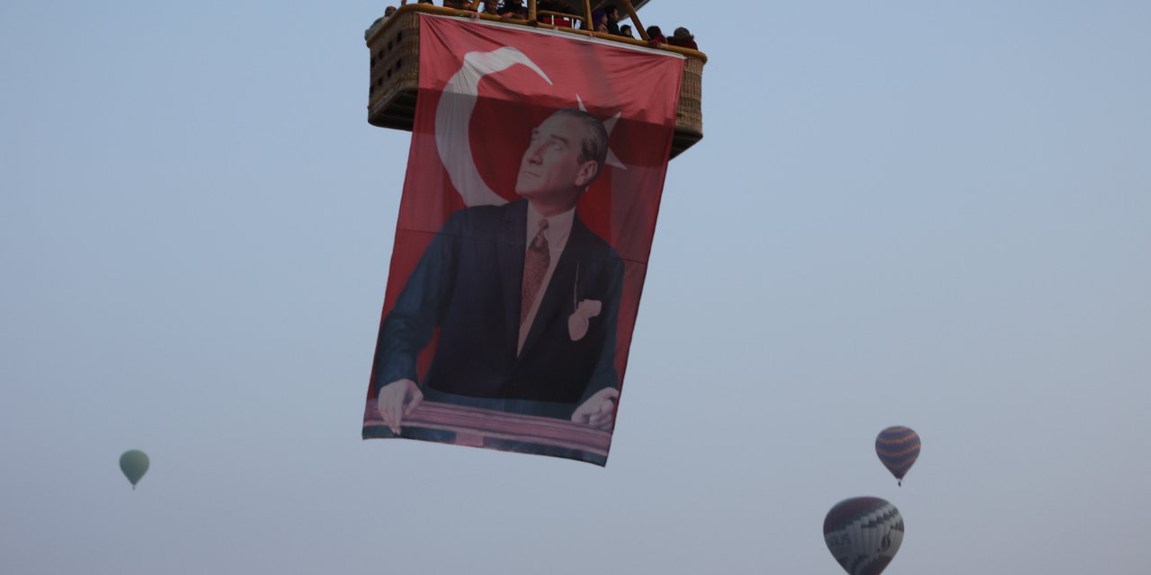 Kapadokya'da balonlar, Atatürk posteri ve Türk bayraklarıyla yükseldi