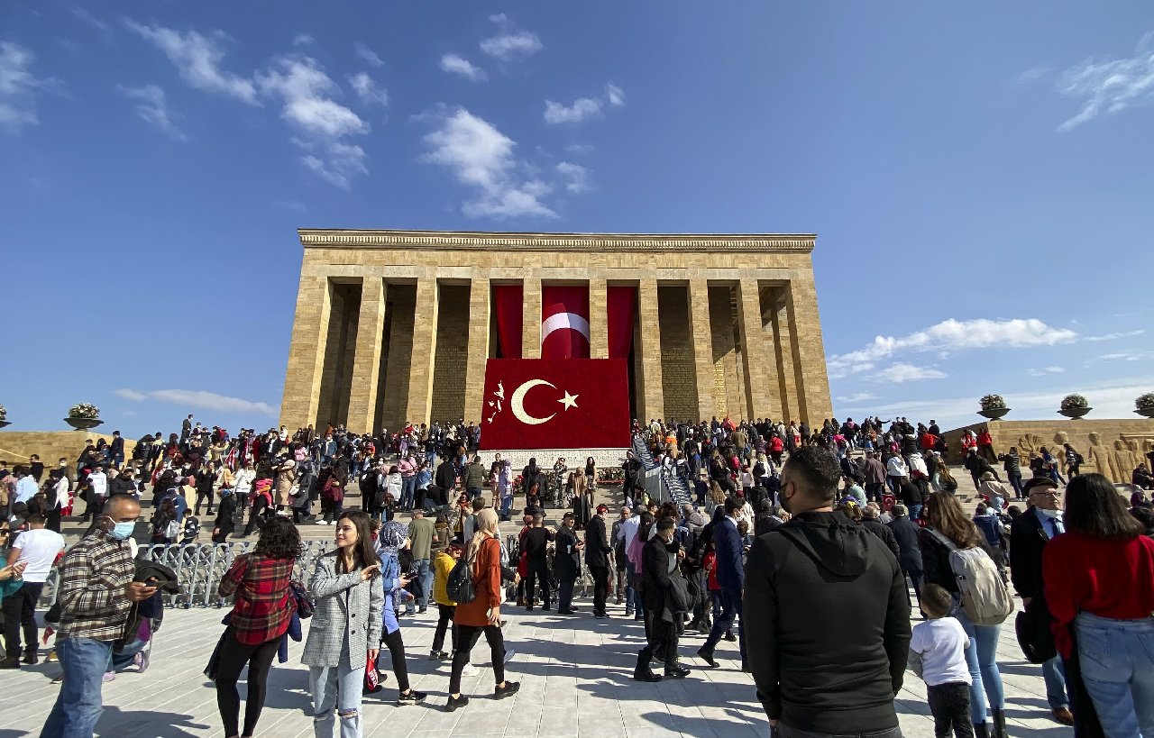 Cumhuriyetin 98'inci yılında yurttaşlar Anıtkabir'e akın etti