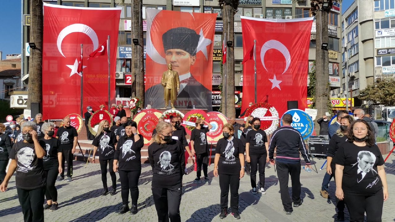 Cumhuriyetin 98'inci yılına özel 98 kadın zeybek oynadı