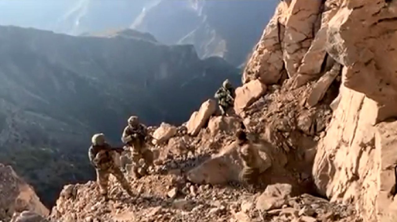 Avaşin'de mağaraya operasyon: 4 terörist teslim oldu