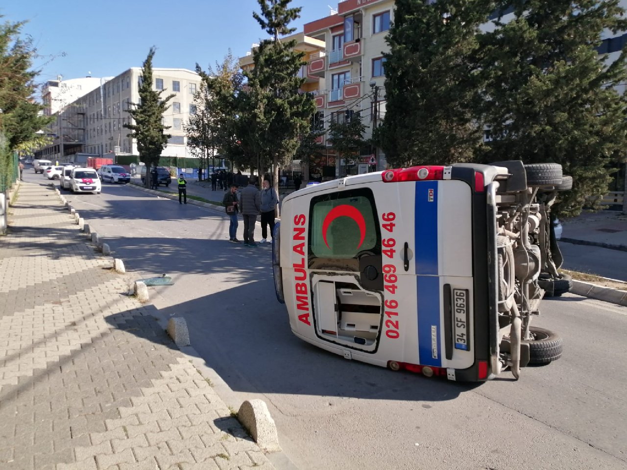 Otomobille çarpışan ambulans devrildi