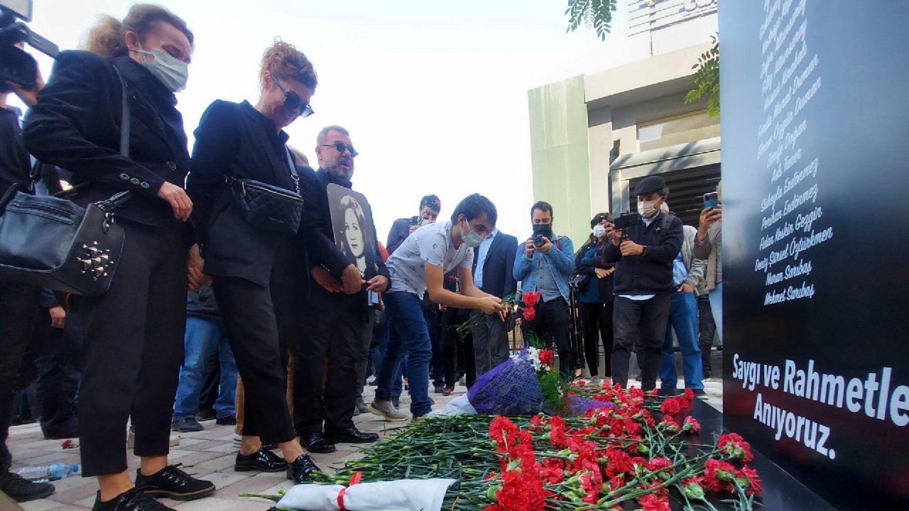 İzmir'de, depremde kaybedilen 117 kişi anıldı