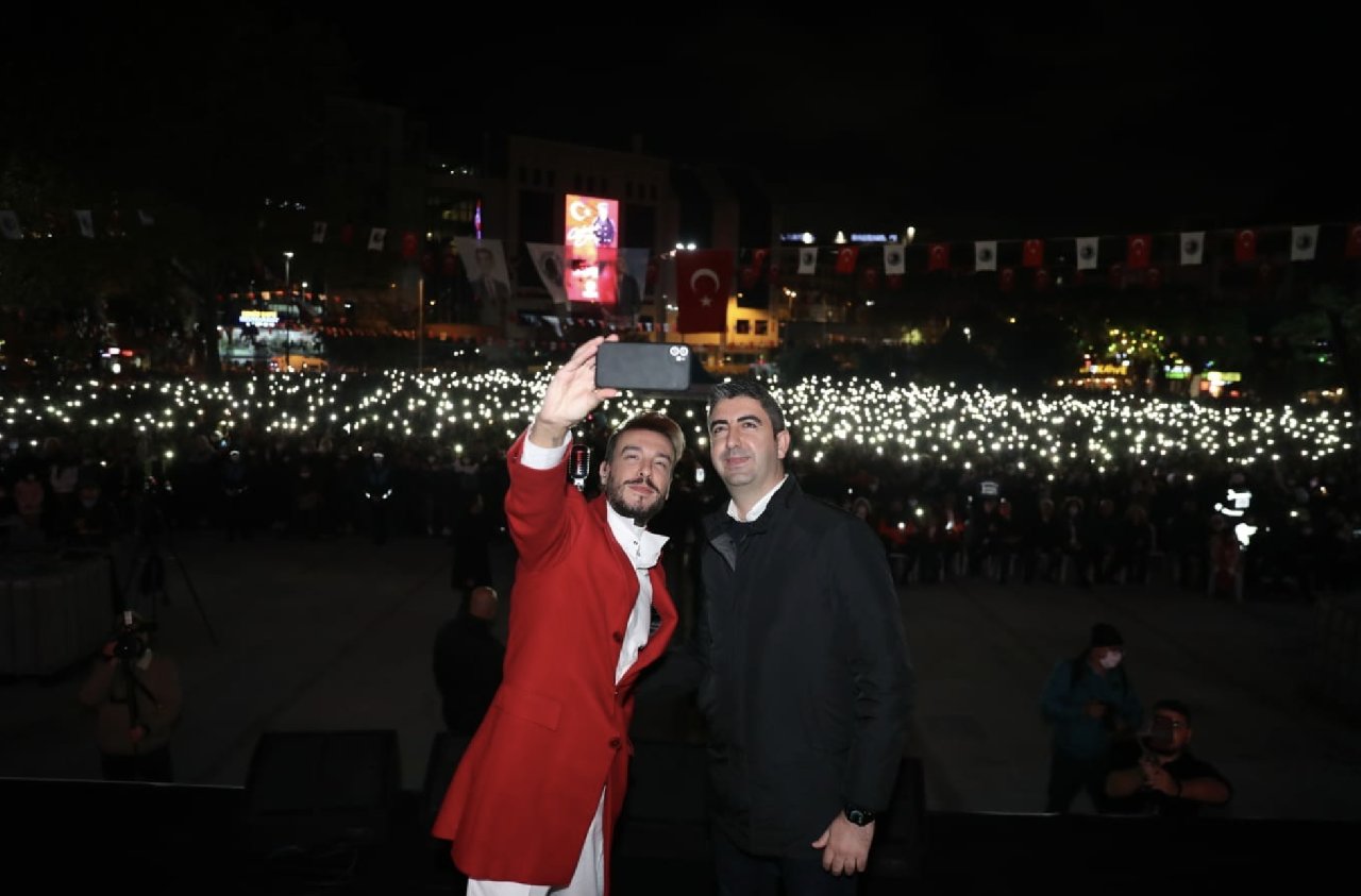 Kartal’da Cumhuriyet Bayramı kutlamaları Cem Adrian konseri ile zirve yaptı