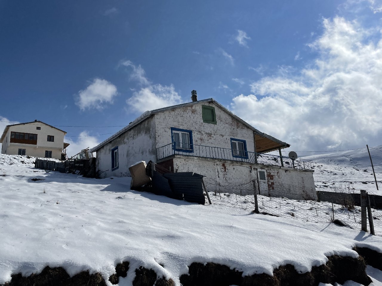 Karantina sürecinde olmak istediği köyünün kardan kapalı yolu açıldı
