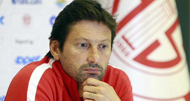 Antalyaspor teknik direktörü Leonardo Araujo istifa etti