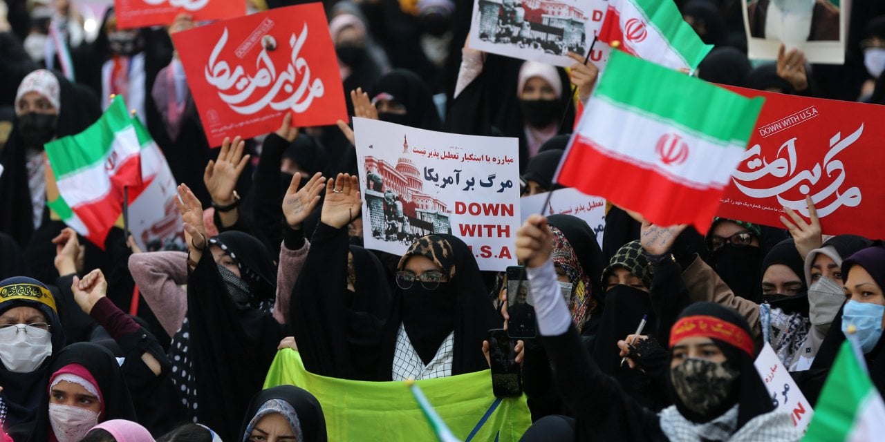 İran'da protesto: ABD bayrağı yaktılar