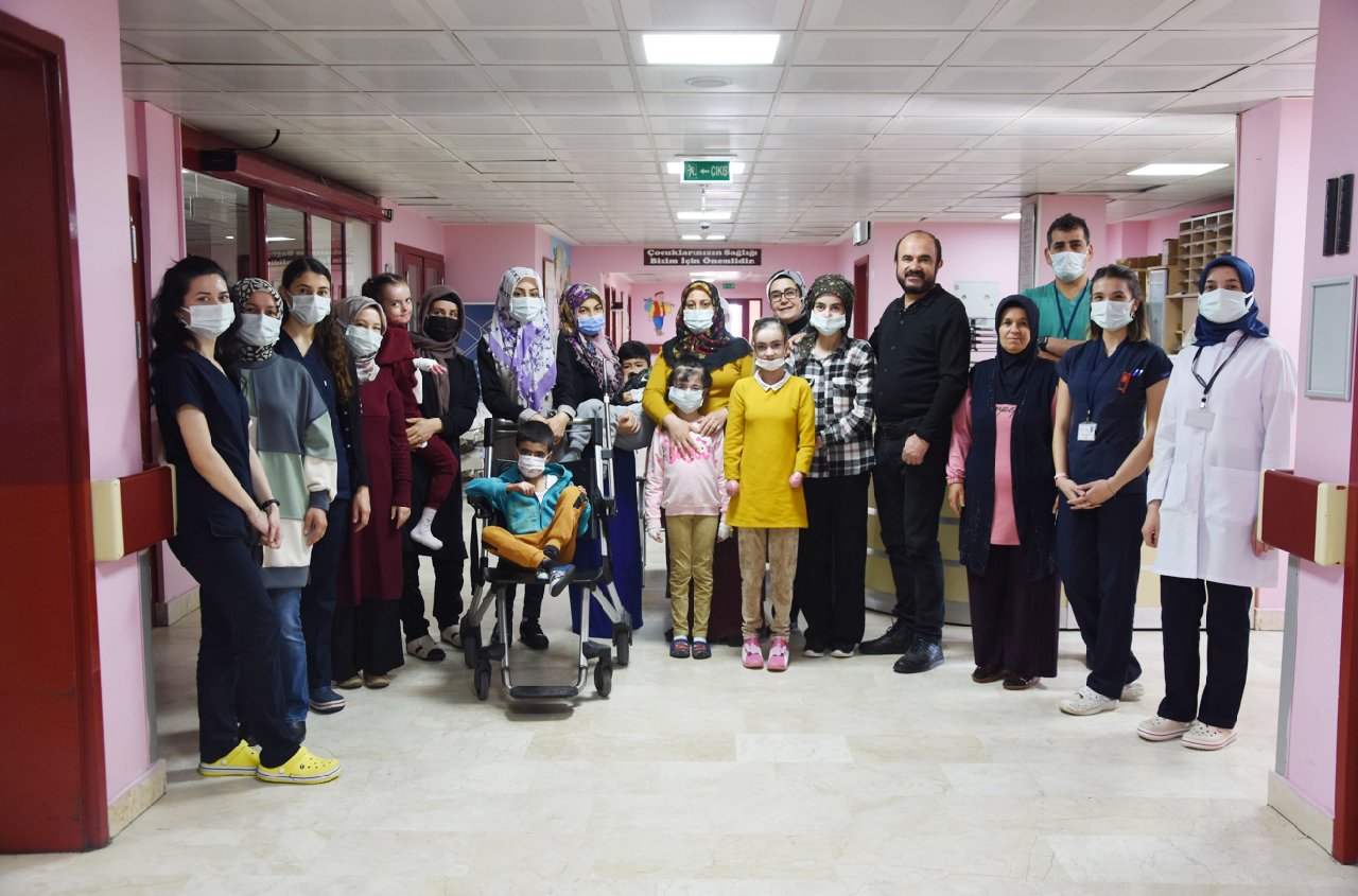 Tedavi olan 6 kelebek hastası, ilk kez katı yiyecek yedi