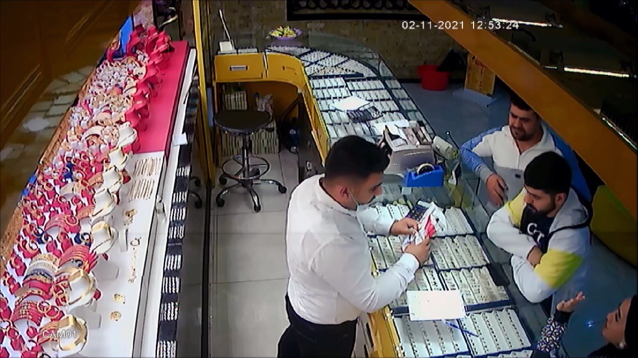 Kendilerini emniyet müdürü olarak tanıttılar: 500 bin liralık altın dolandırdılar