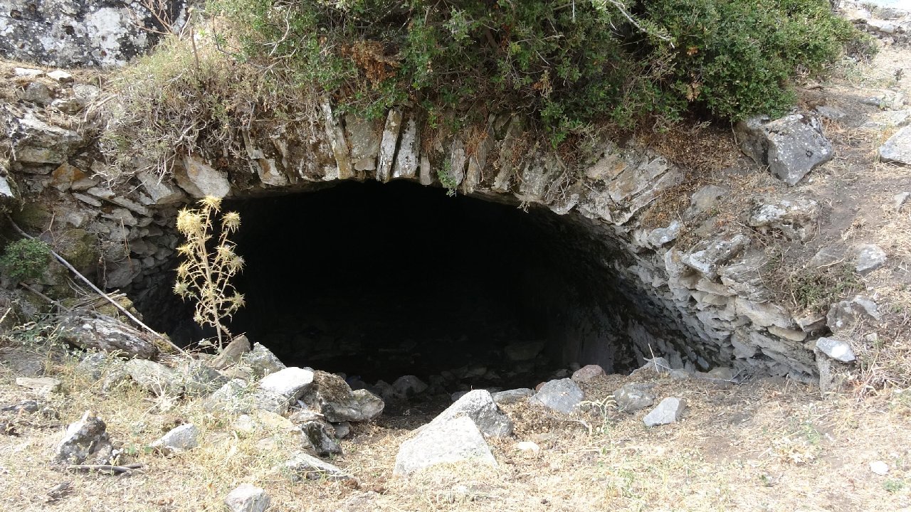 Amyzon Antik Kentte kaçak kazıya suçüstü: 2 gözaltı