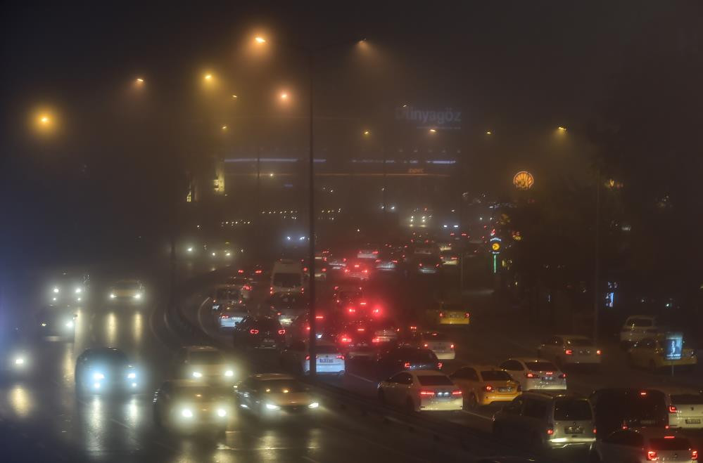 İstanbul'da etkili olan sis nedeniyle görüş mesafesi önemli ölçüde düştü