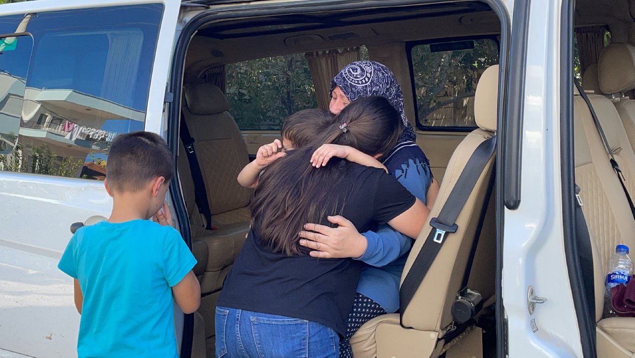 Yangında mahsur kalan iki torununu kurtardı