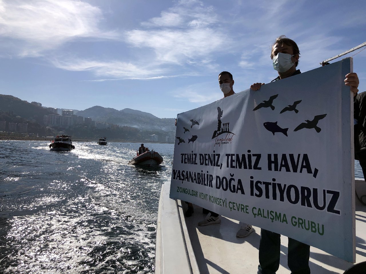 Teknelerle açılıp, 'Karadeniz yaşasın' dövizleri açarak uyardılar