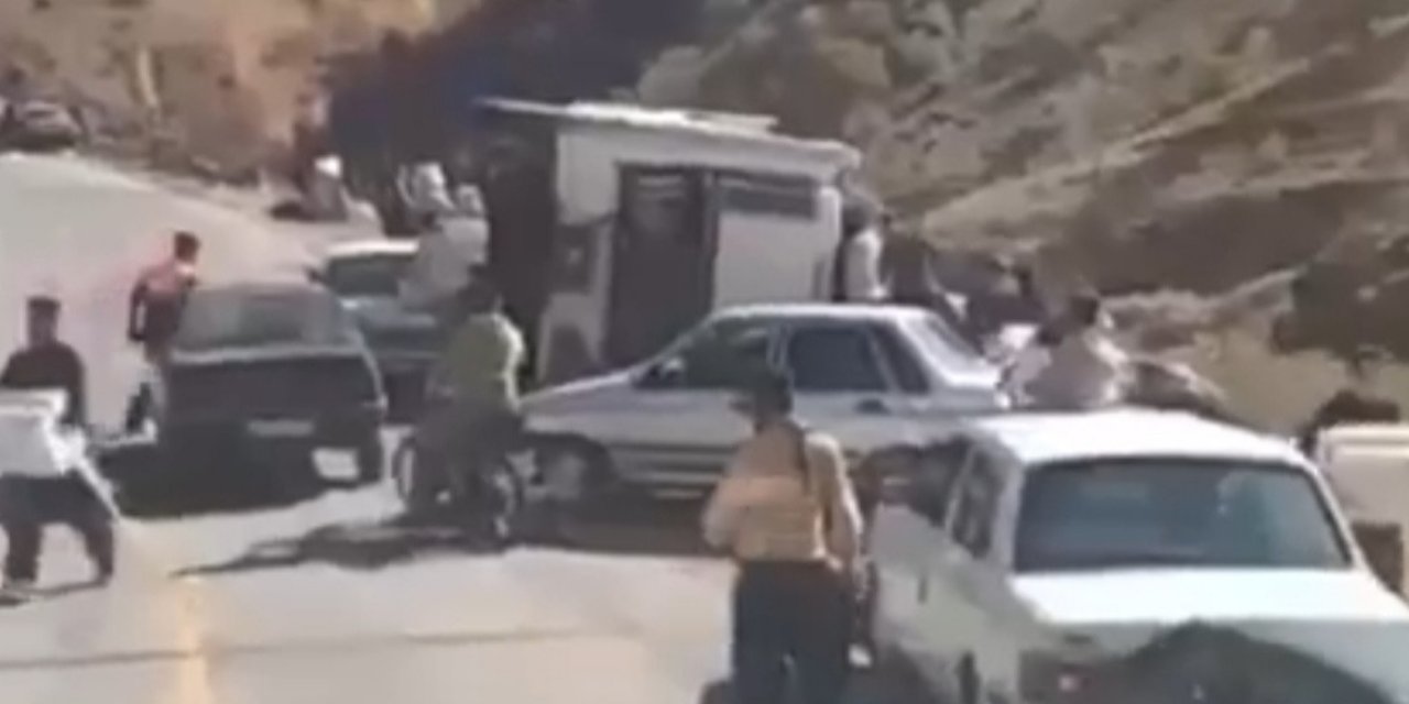 İran'da kaza yapan Türk tırını yağmaladılar