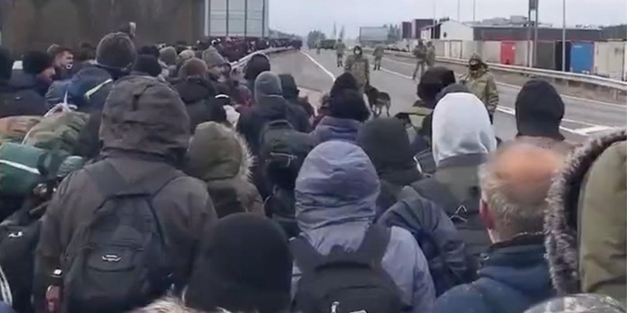 Düzensiz göçmenler Polonya sınırına ilerliyor