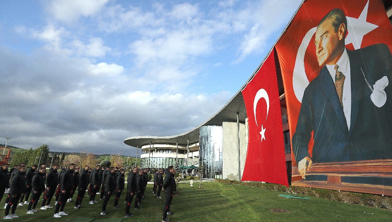 A Milli Futbol Takımı, Atatürk'ü andı