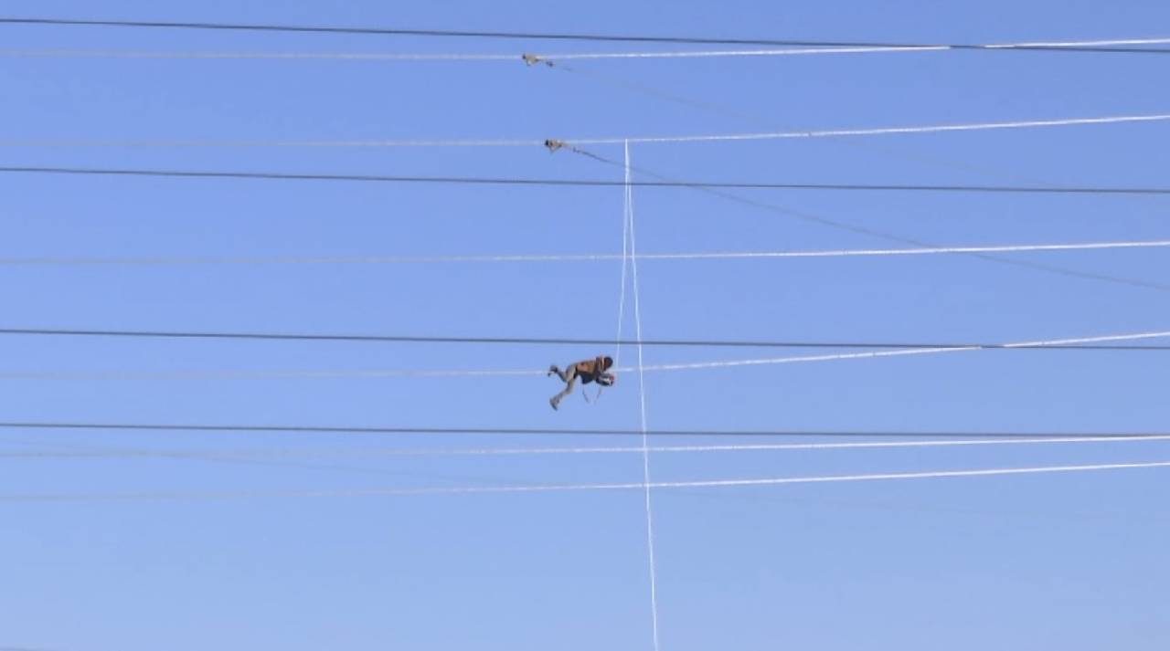 Yüksek gerilim hattında cambaz işçiler!