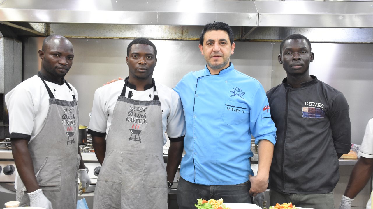 Türk aşçı, Nijerya'da yaptığı yemeklerle büyük beğeni topluyor