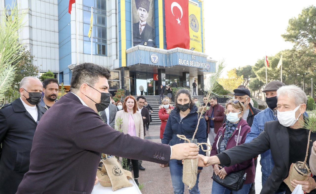 Buca Belediyesi’nden vatandaşlara 3 bin fidan