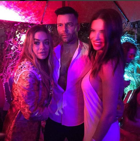 Adriana Lima, Ricky Martin ve Rita Ora ile birlikte