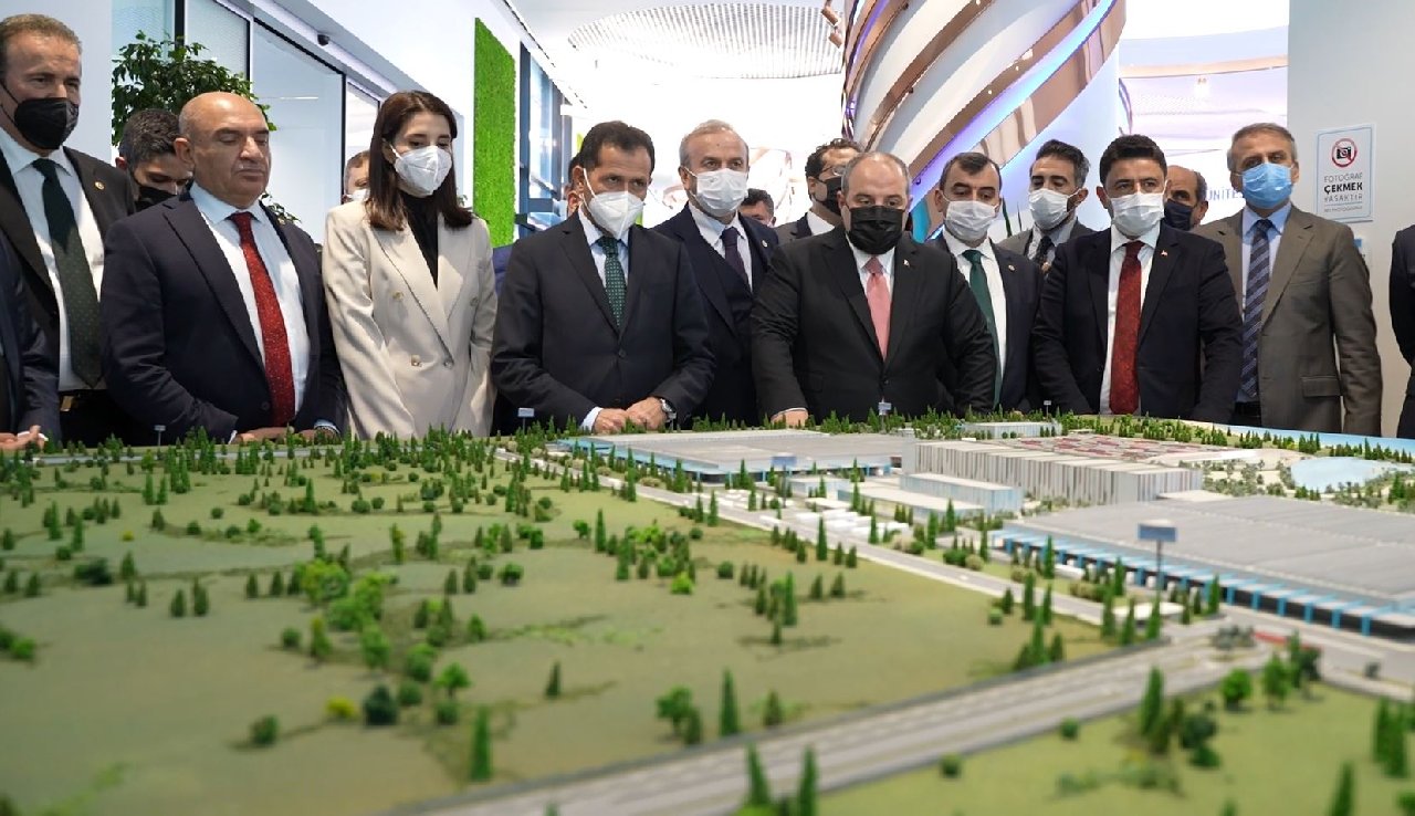 Bakan Varank, milletvekilleri ile TOGG'u ziyaret etti