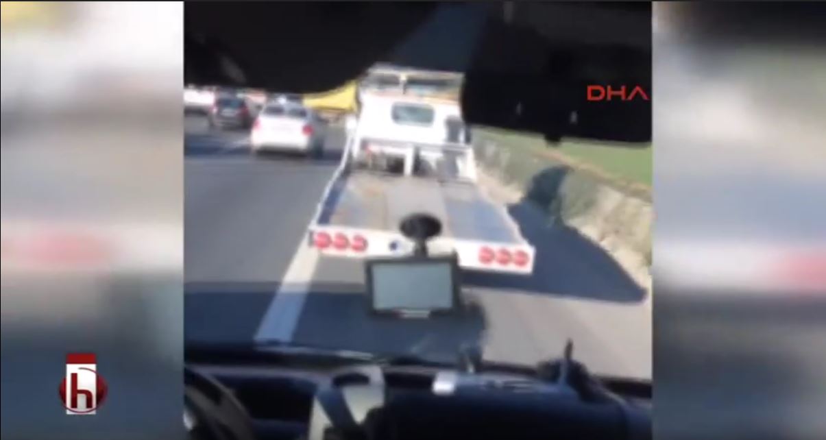 Çekici ambulansa bir türlü yol vermedi!