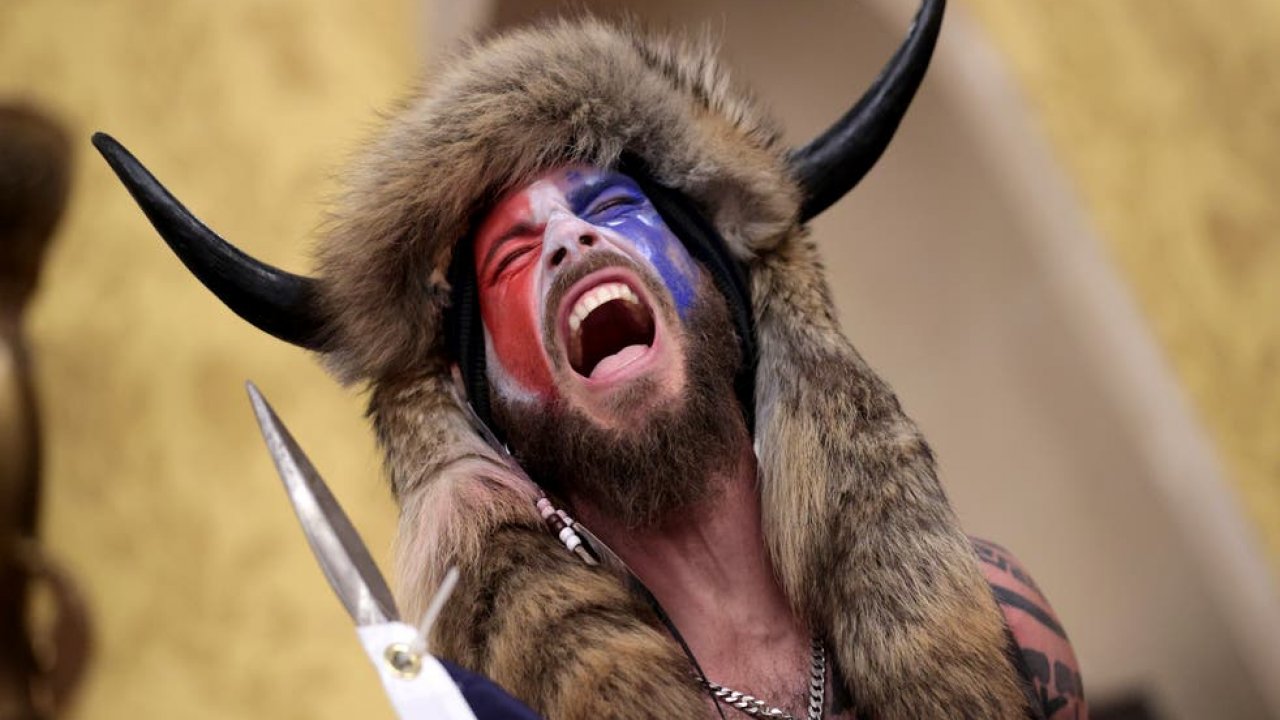 ABD'de Kongre baskınına katılan "QAnon Şamanı" 41 ay hapis cezasına çarptırıldı