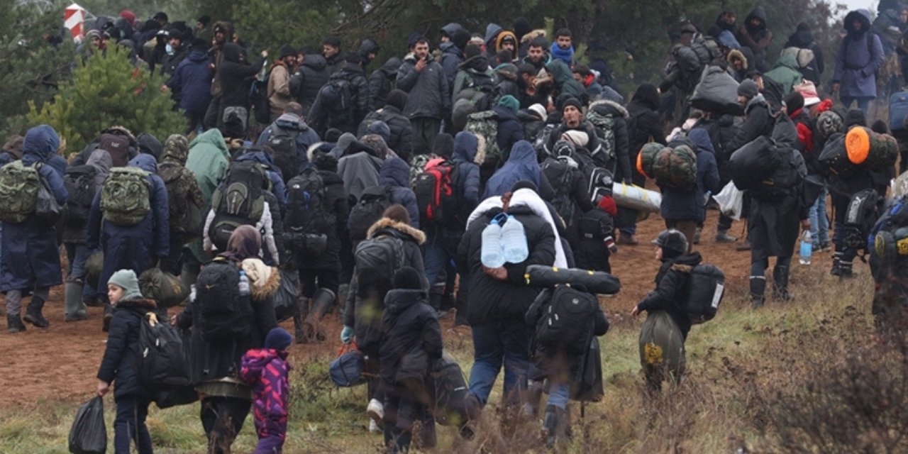 Göçmen krizi sürüyor: Bin göçmen geçici sığınağa yerleştirildi