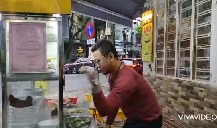 Vietnam'da Nusret'i taklit eden noodle satıcısı polis merkezine çağrıldı