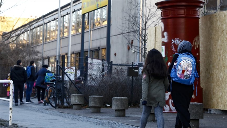 Almanya alarm veriyor: Evlerde toplanmaya sınırlama getirildi