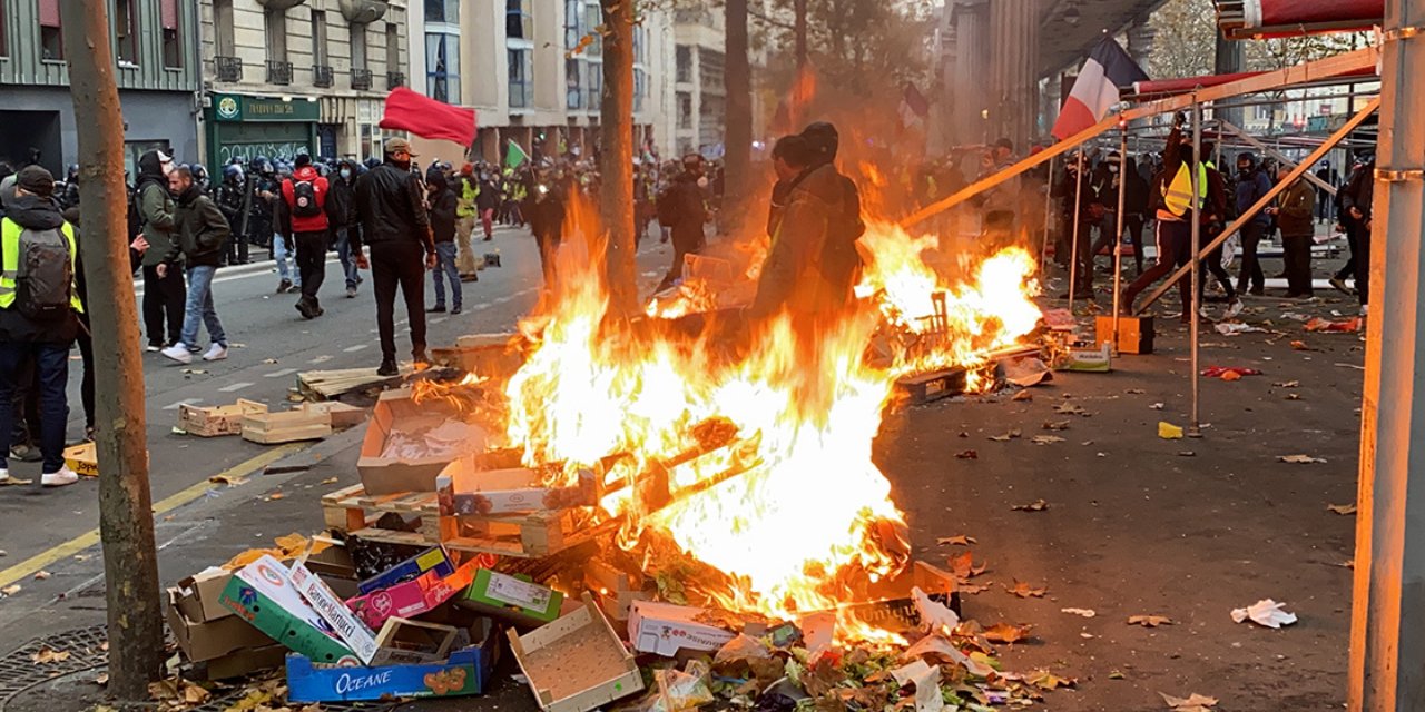 Fransa'da sarı yeleklilerin gösterilerinde şiddet