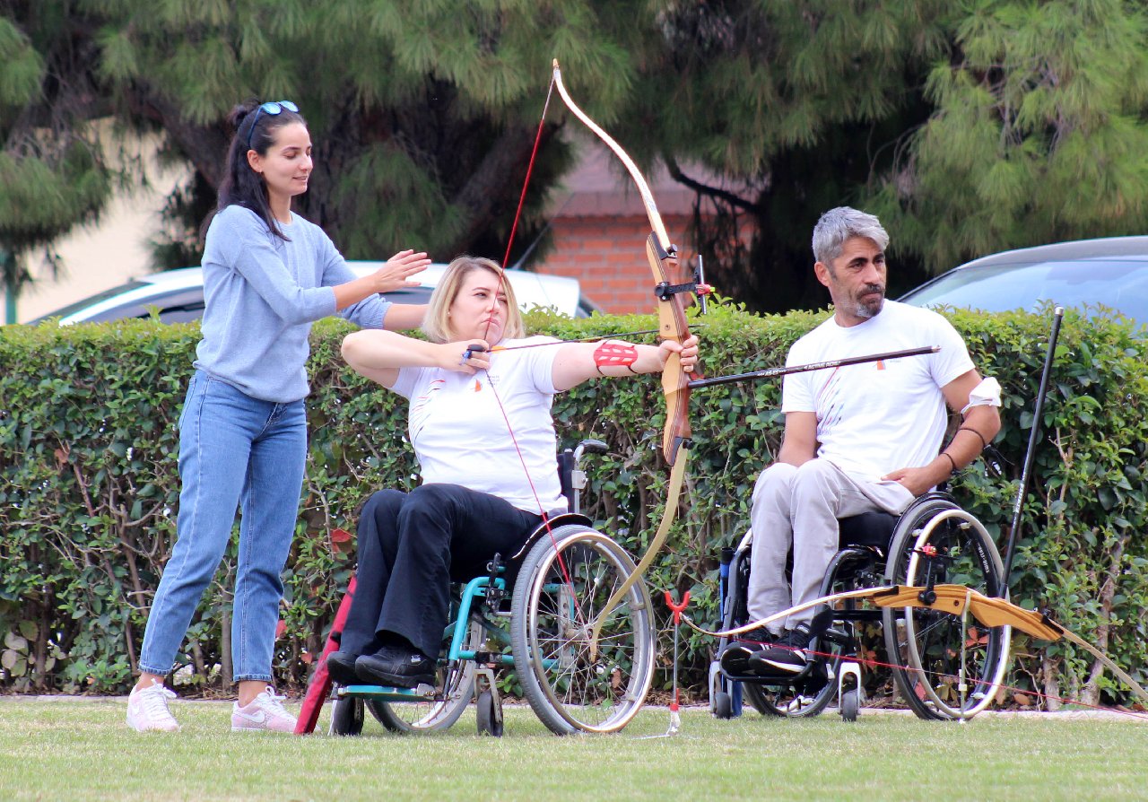 Ebru, engelini dans ve okçulukla aştı