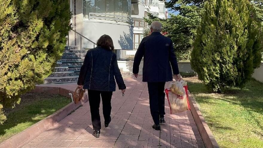 Kılıçdaroğlu eşiyle pazar alışverişi yaptı: Poşetleri kendi taşıdı